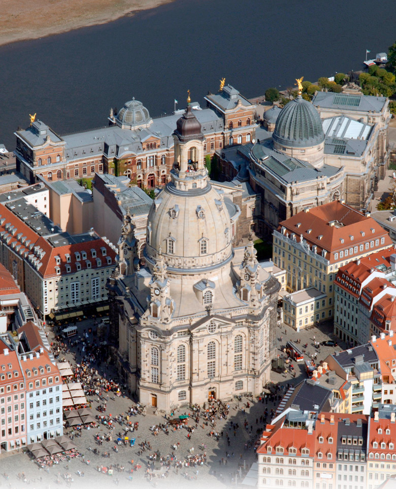 Luftbildaufnahme von der Frauenkirche zu Dresden und dem dresdner Neumarkt