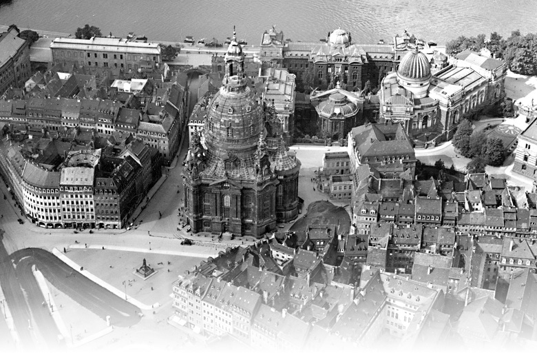 Luftbild der Frauenkirche und ihrer Umgebung um 1930.